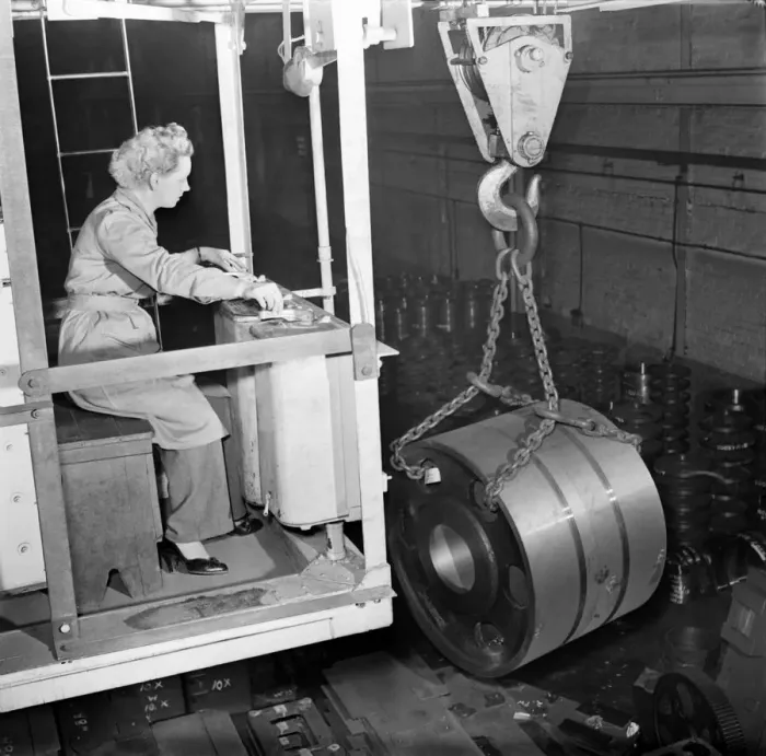Framed Print : Violet moving a 3 ton casting. D1291