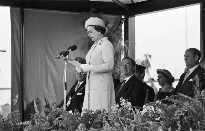 Framed Print : The visit to Liverpool of Her Majesty Queen Elizabeth II and Prince Philip Framed Print : The visit to Liverpool of Her Majesty Queen Elizabeth II and Prince Philip