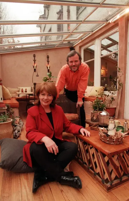 Framed Print : Viv Lumsden and Alan Douglas at home property feature A©mirrorpix