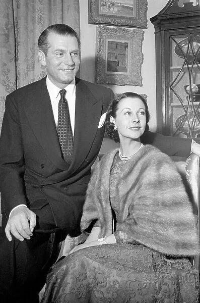 Vivien Leigh and Lawrence Olivier attend a press conference. July 1953