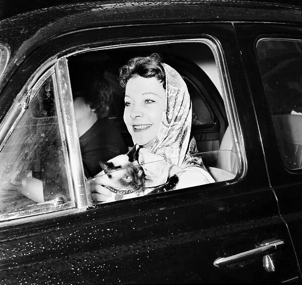 Vivien Leigh leaving her flat at 54 Eaton Square tonight at 6. 15 pm