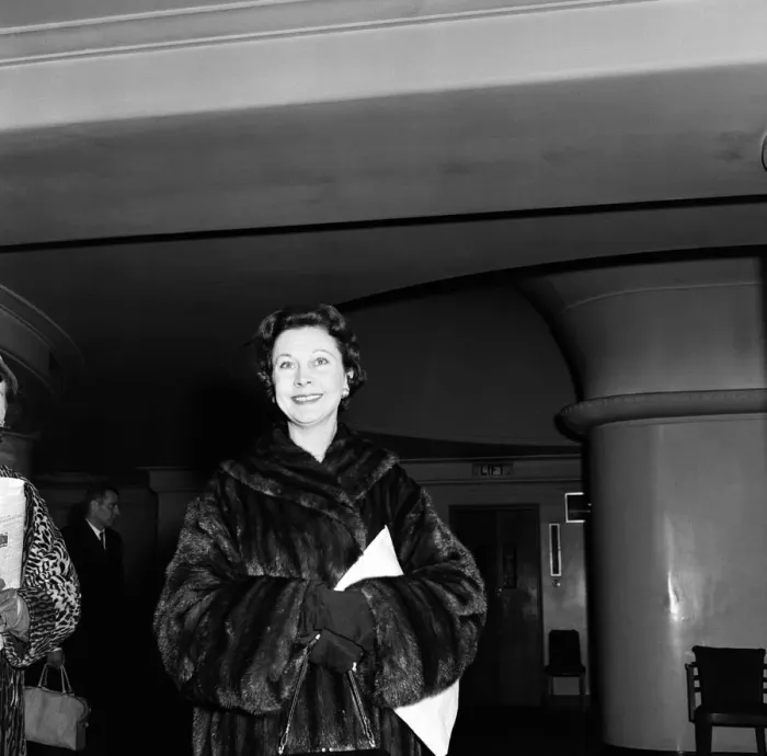 Framed Print : Vivien Leigh pictured at the Opera House, Manchester, where she was appearing in the play Framed Print : Vivien Leigh pictured at the Opera House, Manchester, where she was appearing in the play