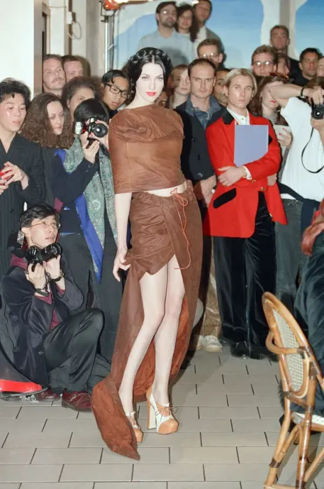 Framed Print : Vivienne Westwood fashion collection show at Tall Orders, Soho, London. October 1991 Framed Print : Vivienne Westwood fashion collection show at Tall Orders, Soho, London. October 1991