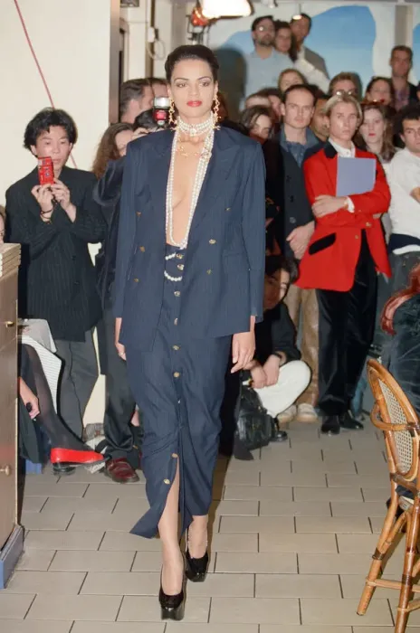 Framed Print : Vivienne Westwood fashion collection show at Tall Orders, Soho, London. October 1991 Framed Print : Vivienne Westwood fashion collection show at Tall Orders, Soho, London. October 1991