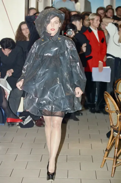Framed Print : Vivienne Westwood fashion collection show at Tall Orders, Soho, London. October 1991