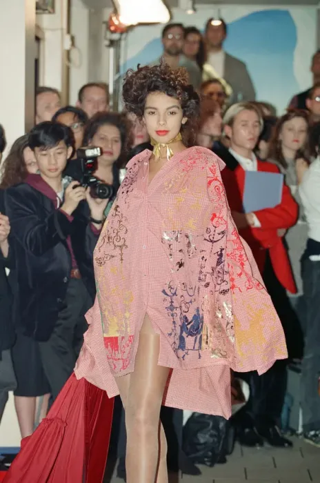 Framed Print : Vivienne Westwood fashion collection show at Tall Orders, Soho, London. October 1991