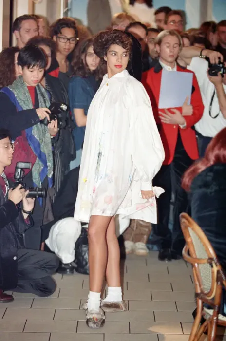 Framed Print : Vivienne Westwood fashion collection show at Tall Orders, Soho, London. October 1991