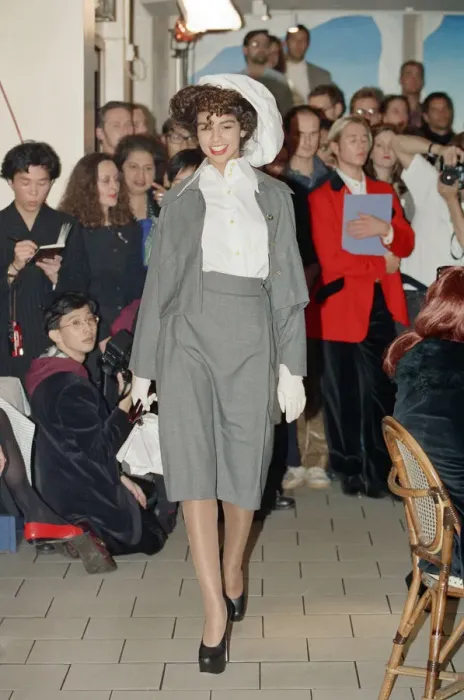 Framed Print : Vivienne Westwood fashion collection show at Tall Orders, Soho, London. October 1991 Framed Print : Vivienne Westwood fashion collection show at Tall Orders, Soho, London. October 1991