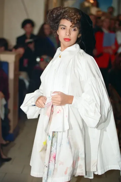 Framed Print : Vivienne Westwood fashion collection show at Tall Orders, Soho, London. October 1991