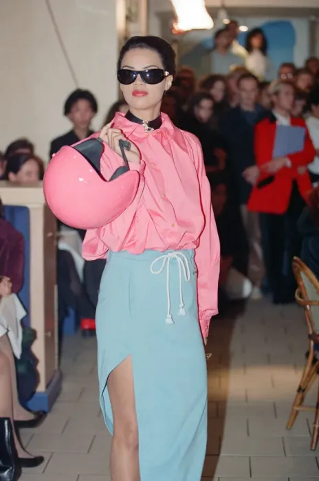 Framed Print : Vivienne Westwood fashion collection show at Tall Orders, Soho, London. October 1991