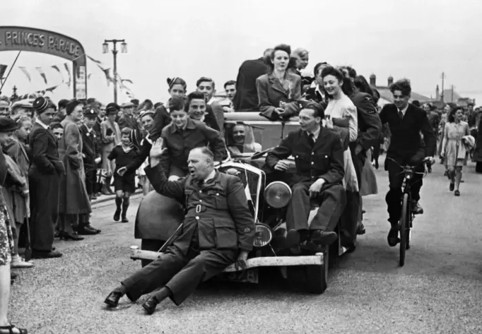 Framed Print : VJ Day celebrations at Bridlington, East Yorkshire at the end of the Second World War Framed Print : VJ Day celebrations at Bridlington, East Yorkshire at the end of the Second World War