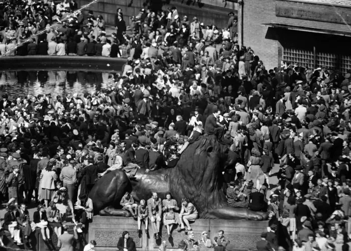 Framed Print : VJ Day. The crowd around the lion in Trafalgar Square listening to the dance music Framed Print : VJ Day. The crowd around the lion in Trafalgar Square listening to the dance music