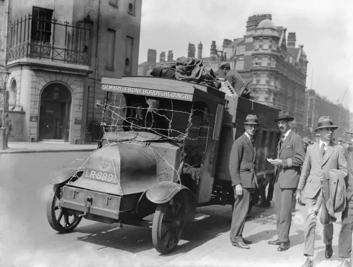 Framed Print : Volunteers seen here collecting the rubbish in Marylebone on the 10th day of the General