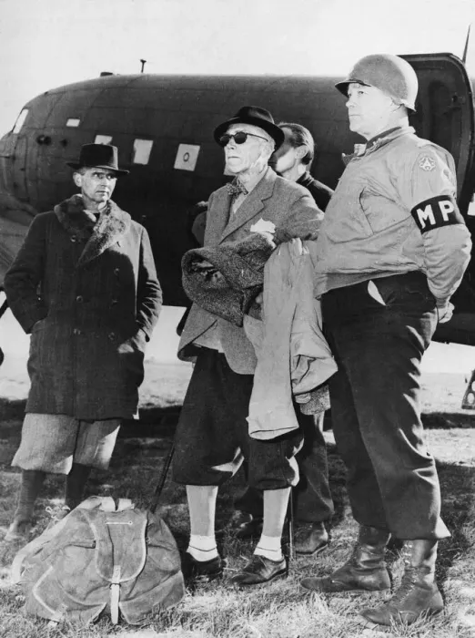 Framed Print : Von Papen flown by plane from Germany. Franz Von Papen (centre, with glasses) Framed Print : Von Papen flown by plane from Germany. Franz Von Papen (centre, with glasses)