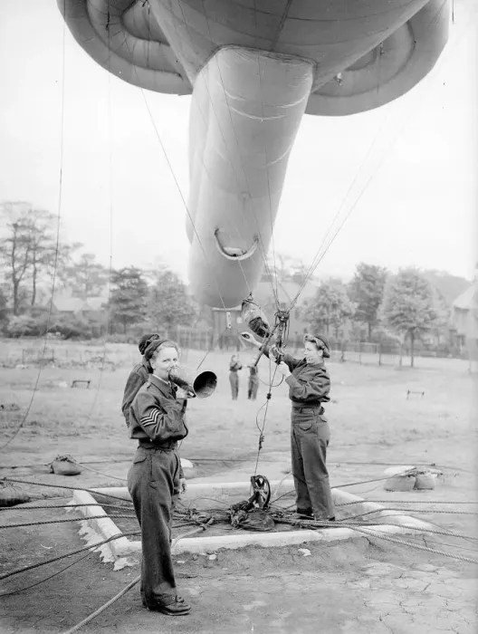 Framed Print : W. A. A. Fs manning the Balloon Barrage - July 1941 Women doing mens jobs during