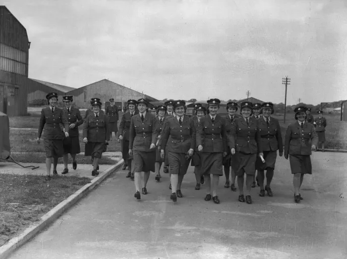 Framed Print : WaF at a dispersal camp in Hereford being demobbed. 18th June 1945 Framed Print : WaF at a dispersal camp in Hereford being demobbed. 18th June 1945