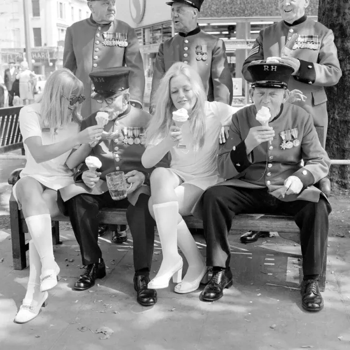 Framed Print : Waitress from the Chelsea Drugstore share a Ice Cream with some Chelsea pensioners to