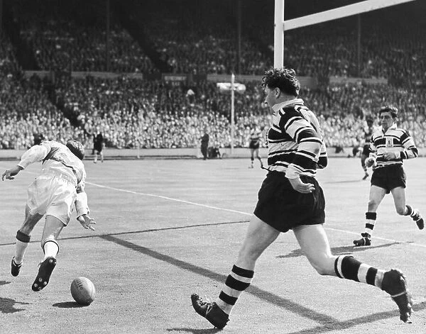 Wakefields A Skene avoids the Hull defence to score a try in the Rugby League Cup Final