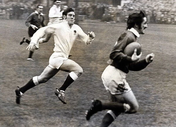 Wales v England, Cardiff Arms Park. 16th January 1971. Welsh wing Gerald Davies races