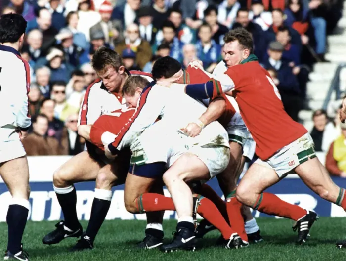 Framed Print : Wales v England - Englands Dean Richards wraps up Nigel Davies with Scott Quinnell