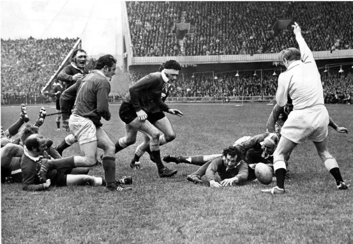 Framed Print : Wales v Ireland - 1971 - Rugby Gareth Edwards scores the first of his two tries against
