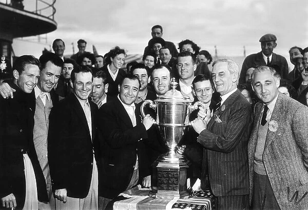 Walker Cup Golf Birkdale May 1951 Willie Lumesa USA recieves the Walker Cup