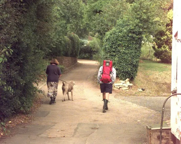 Framed Print : Walkers enjoy the countryside around Shrawley, Worcestershire