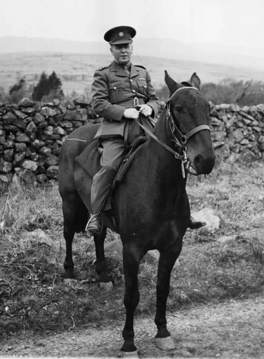 Framed Print : War Correspondents have paid a visit to a Mountain Battery of the Royal Artillery in Framed Print : War Correspondents have paid a visit to a Mountain Battery of the Royal Artillery in