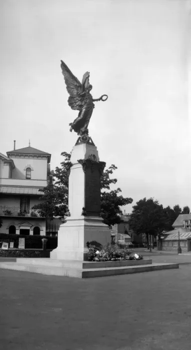 Framed Print : The war memorial in Eastbourne, East Sussex, 1921. Tyrell Collection Framed Print : The war memorial in Eastbourne, East Sussex, 1921. Tyrell Collection