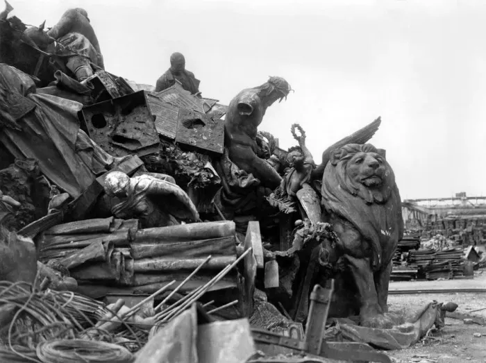 Framed Print : War salvage: Pictures taken in a German smelting yard at Hamburg which shows the shortage Framed Print : War salvage: Pictures taken in a German smelting yard at Hamburg which shows the shortage