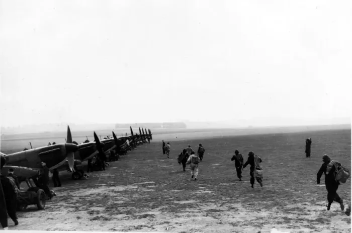Framed Print : War - World War II - Battle of Britain - Picture shows pilots in the dusk rushing to Framed Print : War - World War II - Battle of Britain - Picture shows pilots in the dusk rushing to