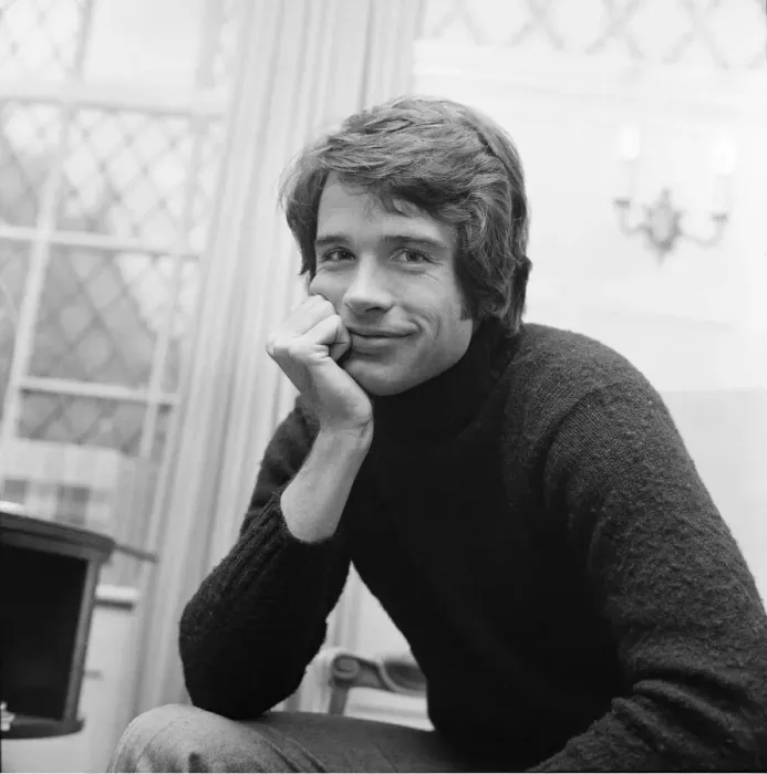 Framed Print : Warren Beatty, American actor, pictured in his London flat in South Audley Street Framed Print : Warren Beatty, American actor, pictured in his London flat in South Audley Street