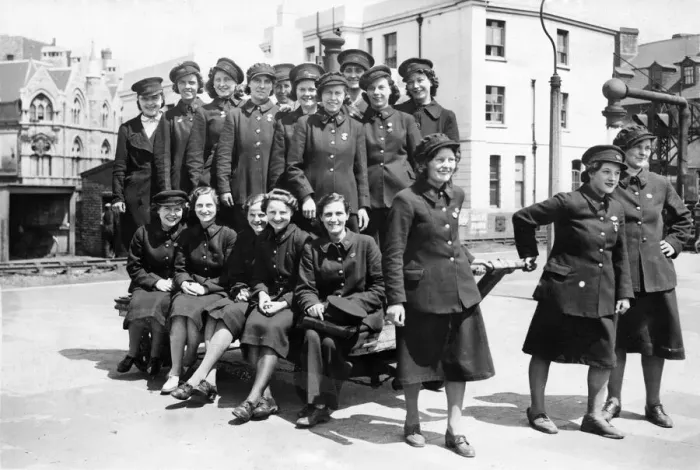 Framed Print : Wartime women porters at The General Station, Cardiff, Wales