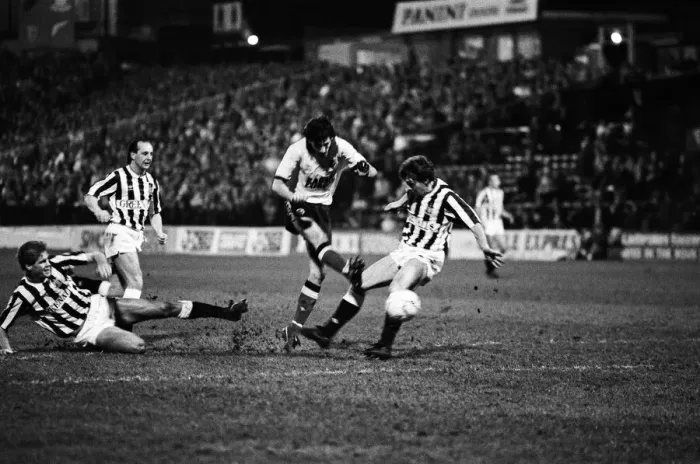 Framed Print : Watford v Newcastle United, FA Cup 3rd round replay, final score 2-2. 10th January 1989 Framed Print : Watford v Newcastle United, FA Cup 3rd round replay, final score 2-2. 10th January 1989
