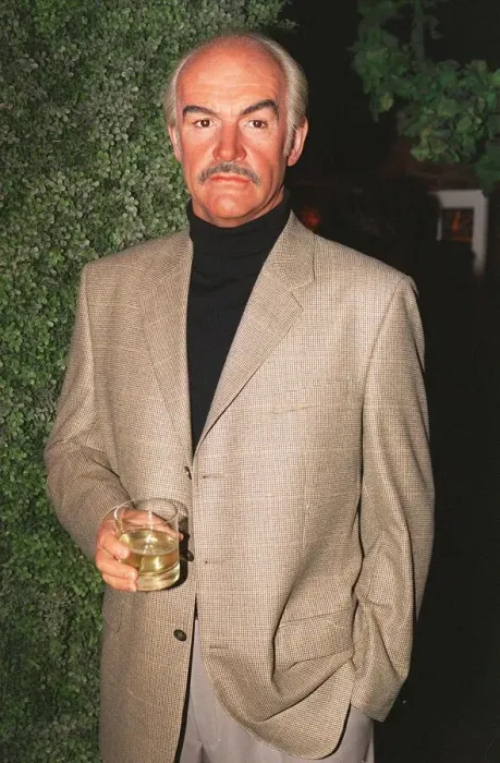 Framed Print : Waxwork model of Sean Connery at Madame Tussauds May 1998 Framed Print : Waxwork model of Sean Connery at Madame Tussauds May 1998