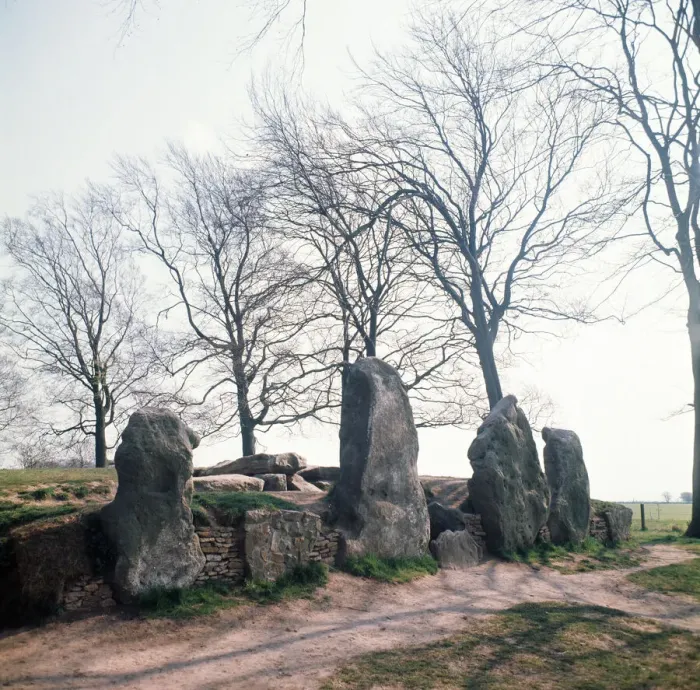 Framed Print : Waylands Smithy, a Neolithic long barrow and chamber tomb situated in the Vale of