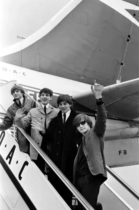 Framed Print : Wayne Fontana with The Mindbenders, boarding a plane, 21st April 1965
