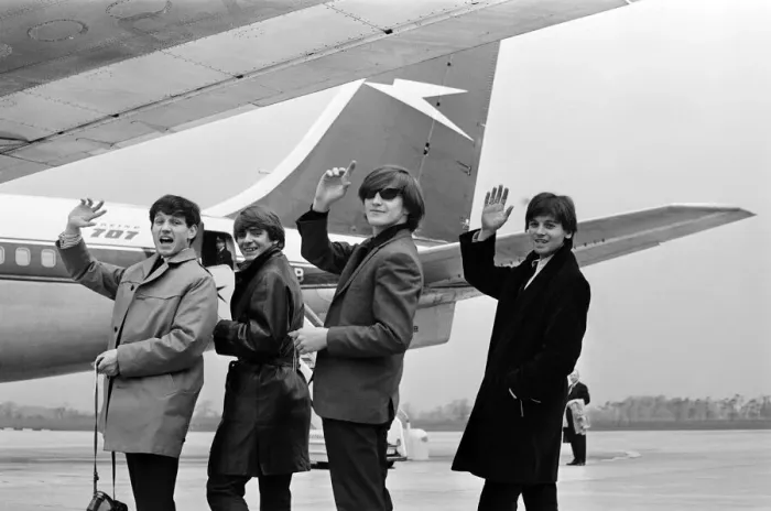 Framed Print : Wayne Fontana with The Mindbenders, boarding a plane, 21st April 1965 Framed Print : Wayne Fontana with The Mindbenders, boarding a plane, 21st April 1965