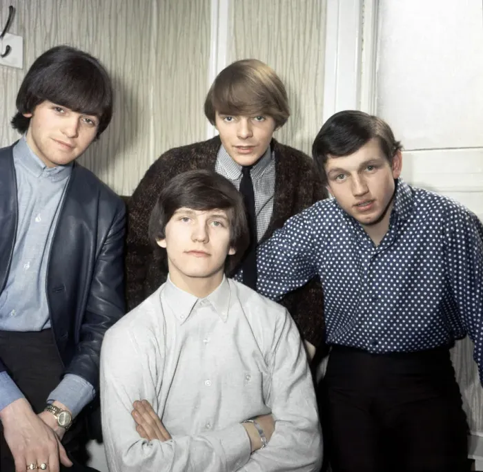 Framed Print : Wayne Fontana (white shirt) with his backing group The Mindbenders consisting of left to Framed Print : Wayne Fontana (white shirt) with his backing group The Mindbenders consisting of left to