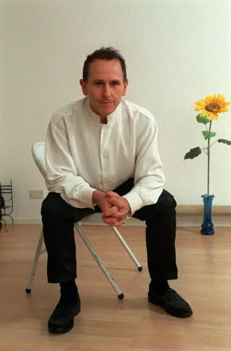 Framed Print : Wayne Sleep / Dancer / Actor September 98 At home relaxing sitting on chair Framed Print : Wayne Sleep / Dancer / Actor September 98 At home relaxing sitting on chair