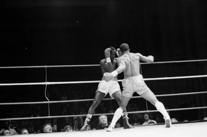 Framed Print : WBC and IBF, welterweight title fight between Lloyd Honeyghan and Johnny Bumphus Framed Print : WBC and IBF, welterweight title fight between Lloyd Honeyghan and Johnny Bumphus