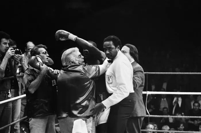 Framed Print : WBC and IBF, welterweight title fight between Lloyd Honeyghan and Johnny Bumphus Framed Print : WBC and IBF, welterweight title fight between Lloyd Honeyghan and Johnny Bumphus