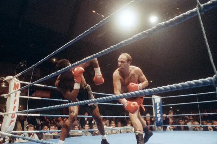 Framed Print : WBC super-middleweight title, Nigel Benn vs Lou Gent. Earls Court Exhibition Centre Framed Print : WBC super-middleweight title, Nigel Benn vs Lou Gent. Earls Court Exhibition Centre