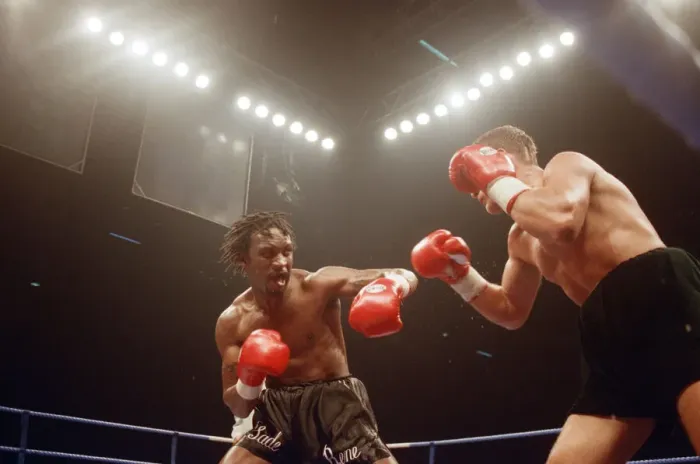 Framed Print : WBC super-middleweight title, Nigel Benn vs Vincenzo Nardiello. London Arena, England Framed Print : WBC super-middleweight title, Nigel Benn vs Vincenzo Nardiello. London Arena, England