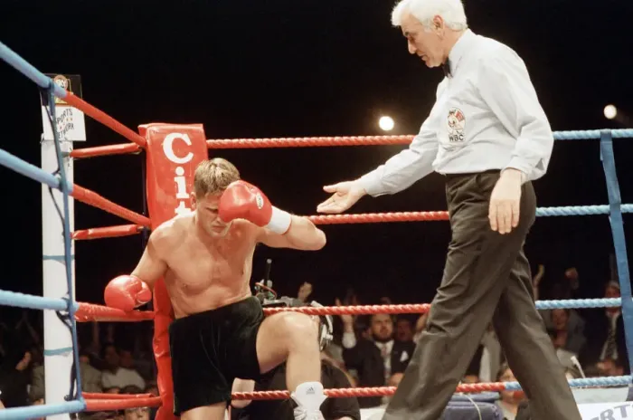 Framed Print : WBC super-middleweight title, Nigel Benn vs Vincenzo Nardiello. London Arena, England