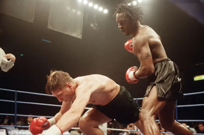 Framed Print : WBC super-middleweight title, Nigel Benn vs Vincenzo Nardiello. London Arena, England Framed Print : WBC super-middleweight title, Nigel Benn vs Vincenzo Nardiello. London Arena, England