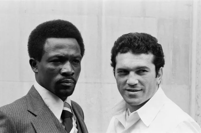 Framed Print : WBC World Super Welterweight champion Maurice Hope (left Framed Print : WBC World Super Welterweight champion Maurice Hope (left