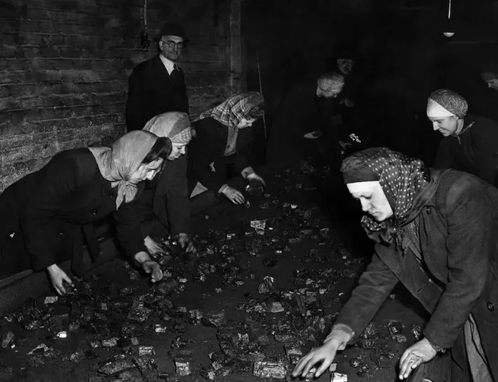 Framed Print : Wearing headscarves for protection, Lancashire women and girls are doing a grimy but Framed Print : Wearing headscarves for protection, Lancashire women and girls are doing a grimy but