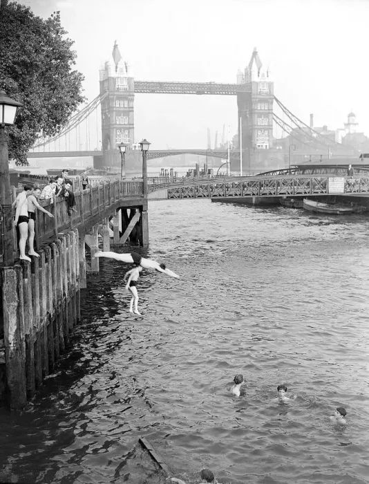 Framed Print : Weather Hot London Tower Bridge June 1952 Boys jumping off the bank of the River Framed Print : Weather Hot London Tower Bridge June 1952 Boys jumping off the bank of the River