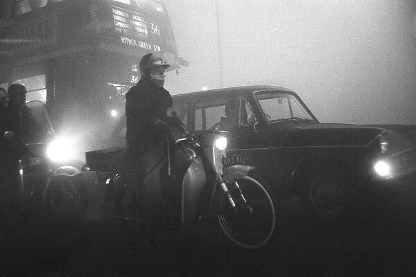 Weather London Smog December 1962 Traffic crawling along at 2mph in the London Smog